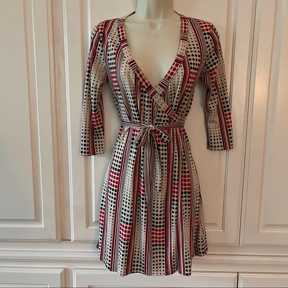 Wrap style dress in cream, with red and black pattern career office Size Small - Picture 3 of 10